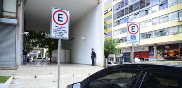 Carro estacionado em vagas para idosos no Setor Comercial Sul