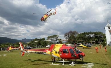 Helicópteros de resgate durante buscas por vítimas em Brumadinho, onde uma barragem da mineradora Vale se rompeu.