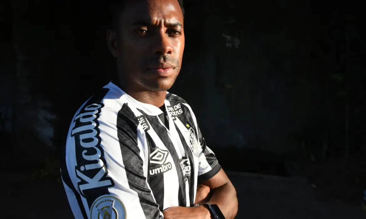 Robinho foi anunciado neste sábado pelo Santos