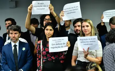 Brasília (DF), 03/12/2024 - Manifestantes exibem cartazes a favor da regulação da Inteligência Artificial durante sessão da reunião da Comissão Temporária Interna sobre Inteligência Artificial no Brasil (CTIA) realiza reunião com 1 item na pauta: PL 2338/2023 que 