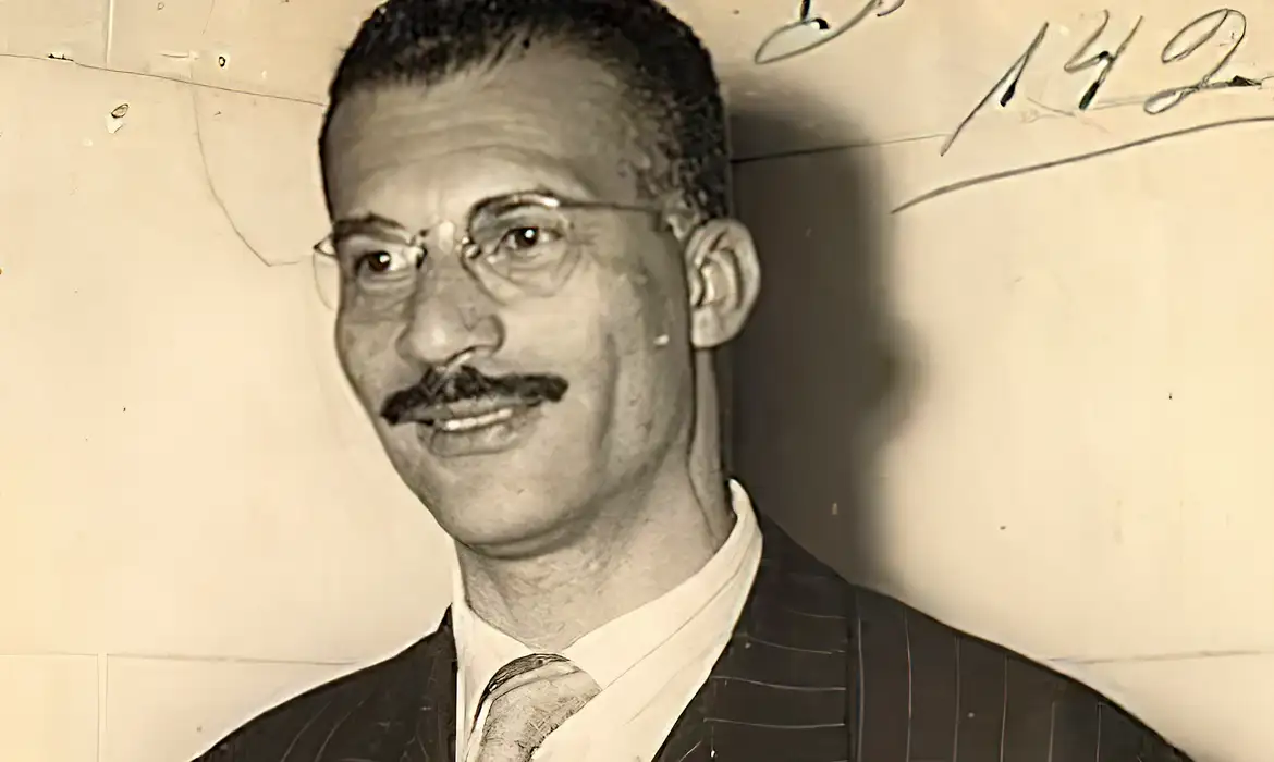 Carlos Marighella - Marighella quando era deputado, em 1946 ou 1947.. Foto: Aperj/Domínio Público