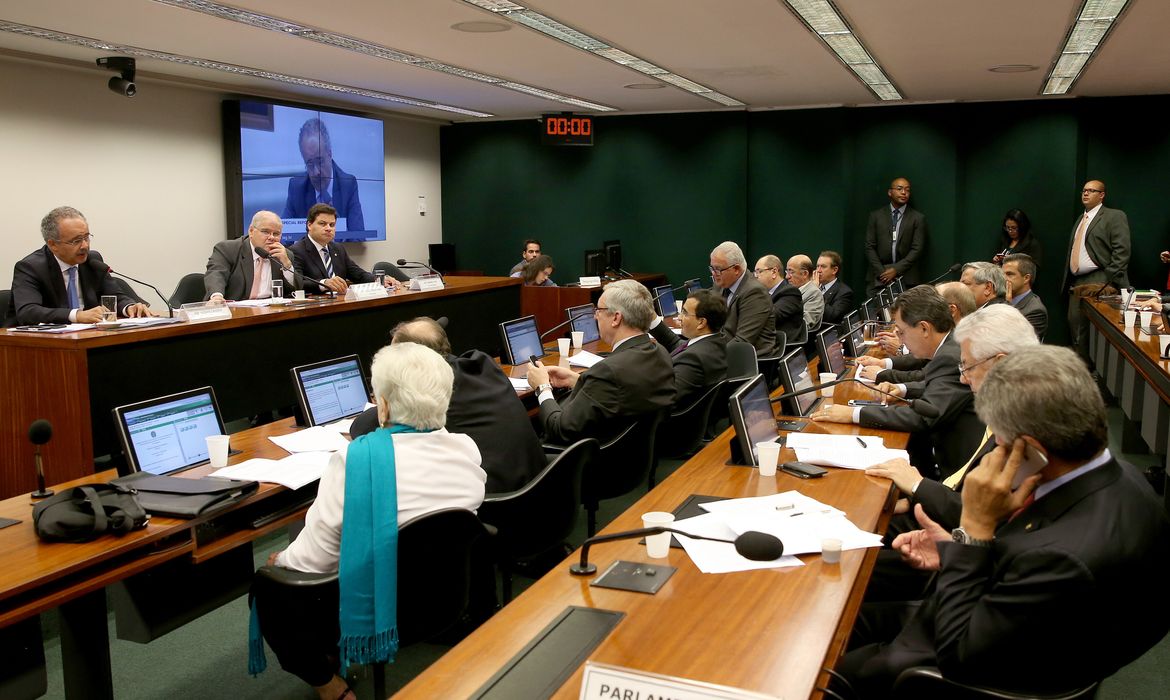 Brasília - O relator, deputado Vicente Candido, apresenta parecer sobre reforma política em comissão especial sobre a matéria na Câmara dos Deputados (Wilson Dias/Agência Brasil)   
