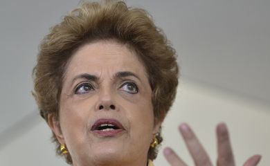 Brasília - A presidenta Dilma Rousseff, durante entrevista  coletiva, disse que o governo não fará reforma ministerial antes da votação do impeachment. A presidenta participou da apresentação da aeronave KC-390, novo avião cargueiro