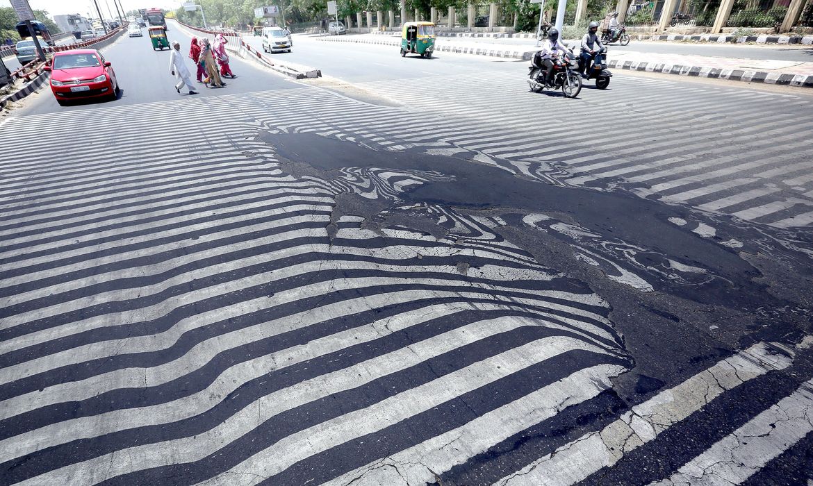 O asfalto de algumas avenidas de Nova Délhi, na Índia, onde mais de 1.150 pessoas já morreram devido às altas temperaturas 