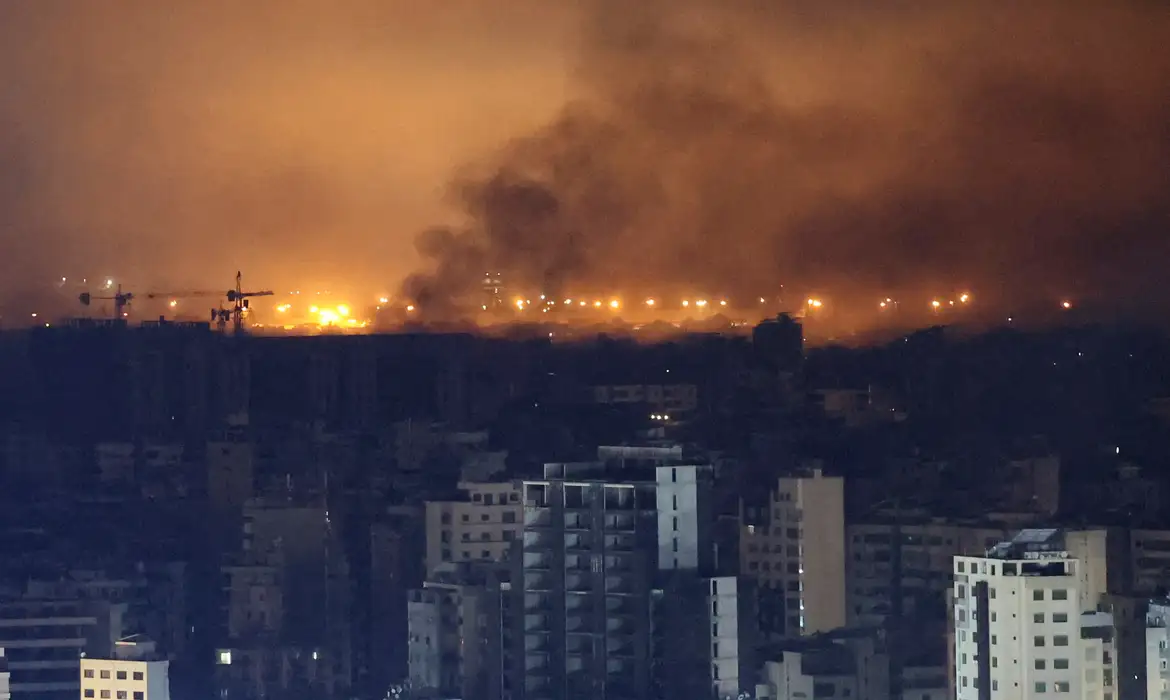 Smoke rises over Beirut's southern suburbs after a strike near Beirut-Rafic Hariri International Airport, amid the ongoing hostilities between Hezbollah and Israeli forces, as seen from Sin El Fil, Lebanon, October 4, 2024. Reuters/Amr Abdallah Dalsh/Proibido reprodução