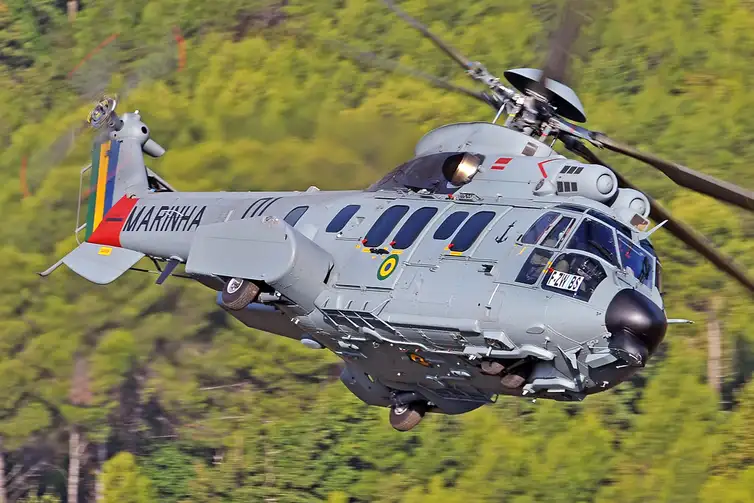 Helicóptero UH-15 Super Cougar, mesmo modelo do que caiu nessa tarde, durante exercícios da Marinha. Foto: PECCHI.Anthony/ Marinha do Brasil