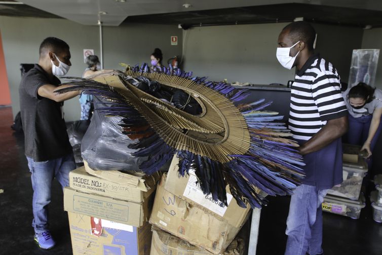 Policia Federal faz entrega de objetos indígenas apreendidos durante a Operação Pindorama, doados ao Memorial dos Povos Indígenas, em Brasília