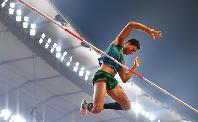 Athletics - World Athletics Championships - Doha 2019 - Men's Pole Vault Final - Khalifa International Stadium, Doha, Qatar - October 1, 2019 Brazil's Thiago Braz in action REUTERS/Dylan Martinez