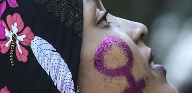 Mulheres marcham pelo fim da violência em Brasília por ocasião do Dia Internacional da Mulher 