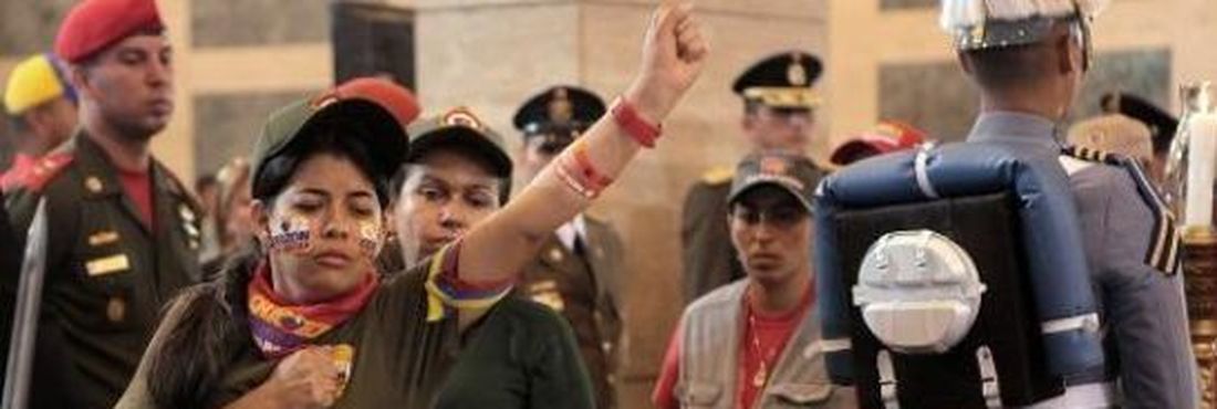 Milhares de venezuelanos dão o último adeus a Hugo Chávez após esperarem entre 8 e 9 horas na fila