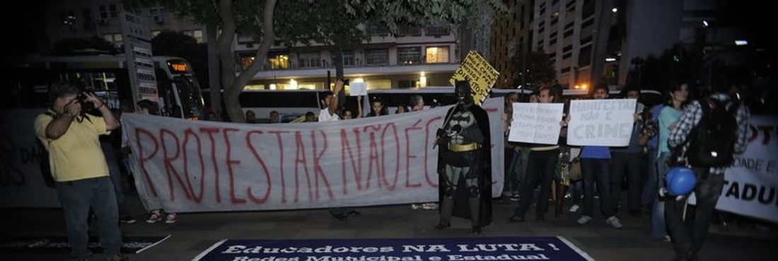 Manifestação ocorrida em frente ao Tribunal de Justiça do Rio de Janeiro pede a soltura dos ativistas presos