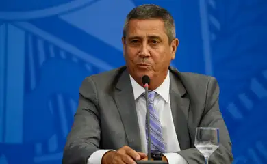 O ministro da Casa Civil, Braga Netto, fala à imprensa no Palácio do Planalto, sobre as ações de enfrentamento ao covid-19 no país