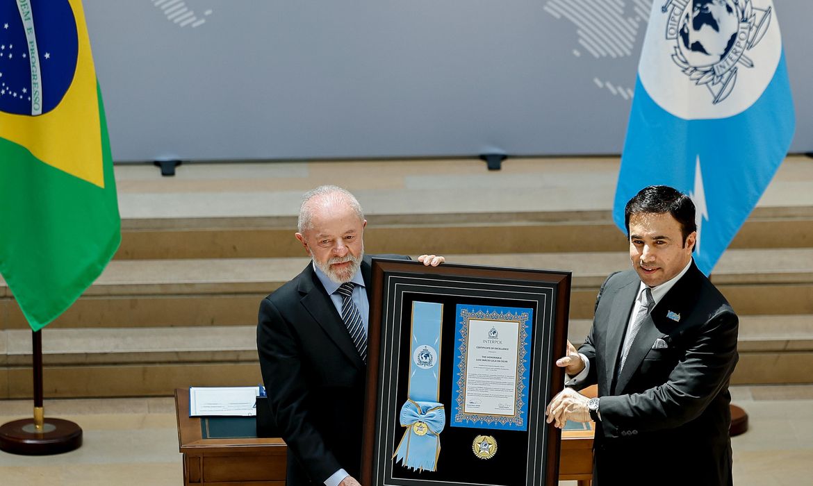 Presidente da República, Luiz Inácio Lula da Silva, durante sessão solene por ocasião da assinatura de Declaração de Intenções entre o Brasil e a Interpol. Sede da Interpol, Lyon - França.
 
Foto: Ricardo Stuckert / PR