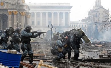epa04088993  Riot police officers stand on Independence Square in downtown Kiev, Ukraine, 19 February 2014. Twenty-five people were killed and 351 injured during violent clashes on 18 February, the Health Ministry said, as on-going protests, which began in November after Ukrainian President Viktor Yanukovych backed away from a trade agreement with the EU in favour of a 15-billion-dollar loan from Russia, continued. European Union diplomats were rushing to draft sanctions against those responsible for fresh violence and excessive use of force in Ukraine on 19 February, a day before the bloc's foreign ministers are to attend an emergency meeting in Brussels. EU sanctions typically include travel bans, asset freezes and embargoes on goods such as weapons. There was speculation in Brussels that Ukrainian President Viktor Yanukovych will be among those targeted.  EPA/IGOR KOVALENKO