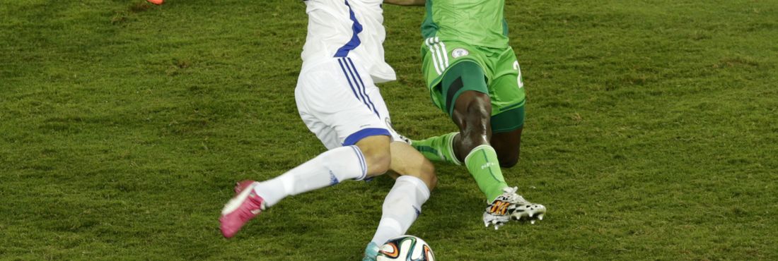 Jogador bósnio Vedad Ibisevic, à esquerda, disputa a bola com Kenneth Omeruo, da Nigéria.