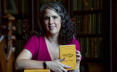 A proprietária da Janela Amarela Editora, Carol Engel durante entrevista à Agência Brasil no Real Gabinete Português de Leitura