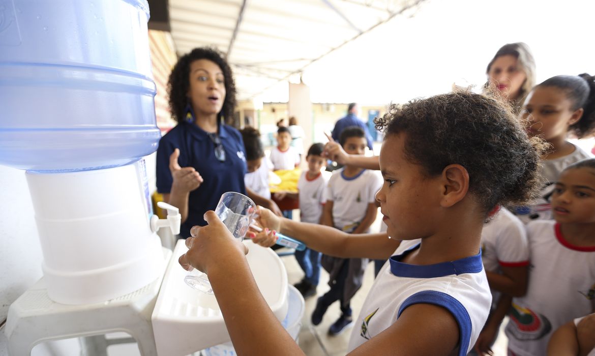 Brasília - Alunos da Escola Classe 29 de Taguatinga participam de atividades do projeto Adasa na Escola, que ensina crianças a ajudar na preservação da água (Marcelo Camargo/Agência Brasil)