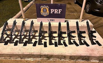 Policiais rodoviários federais apreenderam por volta das 23h desta segunda-feira (26), na BR-280 em Mafra, 10 fuzis e 20 carregadores escondidos no tanque e na lataria de um automóvel. Foto: Divulgação/PRF