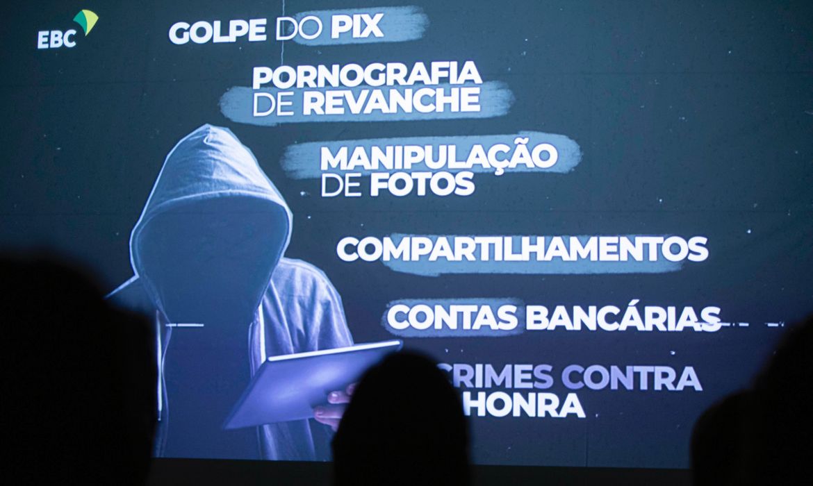 Minidoc da EBC revela histórias de vítimas de crimes na internet