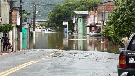 Ubatuba (SP), 05/04/2025 - Rua alagada após forte chuva. Foto: Prefeitura Municipal de Ubatuba/Divulgação