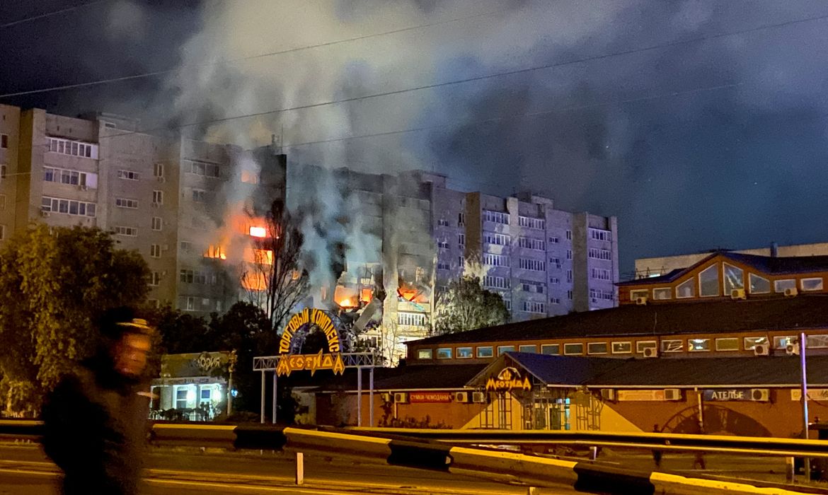 Prédio resindencial na cidade de Yeysk atingida por avião de combate