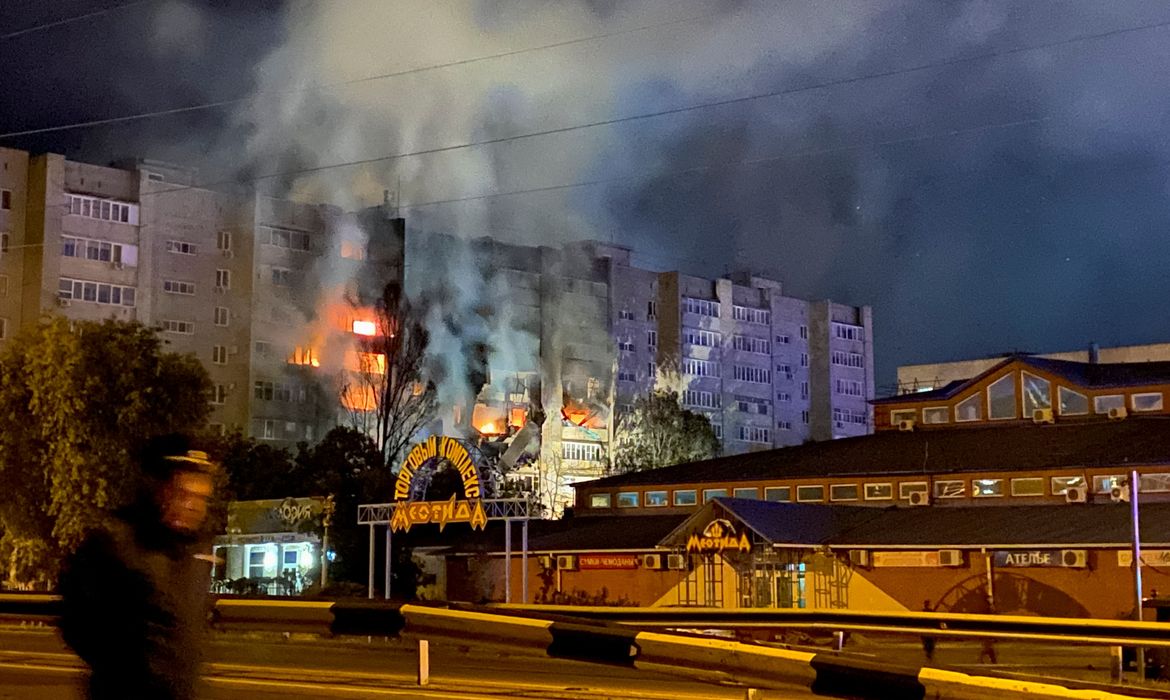 Prédio resindencial  na cidade de Yeysk atingida por avião de combate