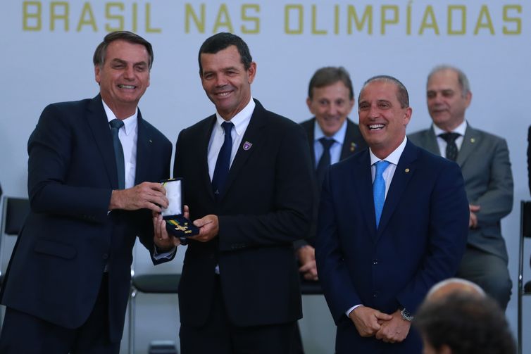 O presidente Jair Bolsonaro, o velejador,  Torben Grael  e o ministro da Cidadania, Onyx Lorenzoni, participam do Lançamento do Centenário Olímpico do Brasil