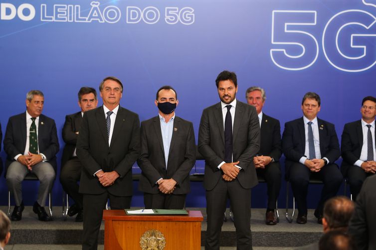 O presidente da República, Jair Bolsonaro, e o ministro das Comunicações, Fábio Faria, participam de cerimônia de assinatura de termos de autorização de uso de radiofrequências pelas empresas vencedoras das faixas do leilão do 5G