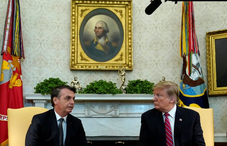 O presidente dos EUA, Donald Trump, se reúne com o presidente do Brasil, Jair Bolsonaro, no Salão Oval da Casa Branca, em Washington (EUA).