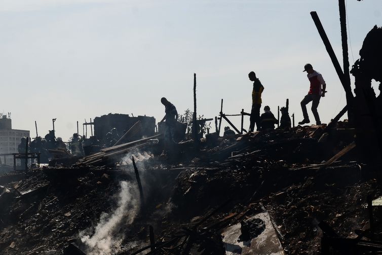Rovena Rosa/Agência Brasil São Paulo - Bombeiros trabalham para acabar com as chamas do incêndio na favela da Rocinha, zona sul de São Paulo.