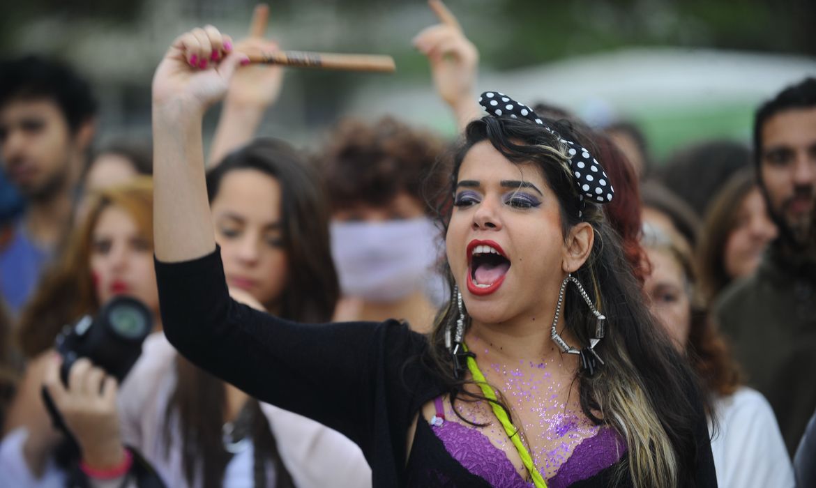 Ativistas defendem direitos das mulheres durante a Marcha das Vadias na Praia de Copacabana (Fernando Frazão/Agência Brasil)