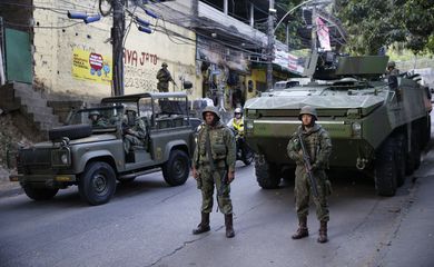 Rio de Janeiro - Forças de segurança participam de operação de  combate a confrontos entre traficantes na Rocinha (Fernando Frazão/Agência Brasil)