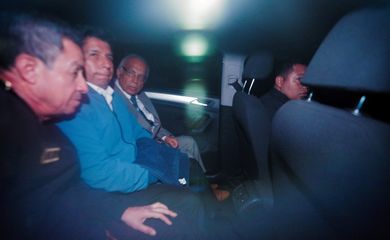 Ex-presidente do Peru Pedro Castillo dentro de carro após deixar delegacia de polícia em Lima