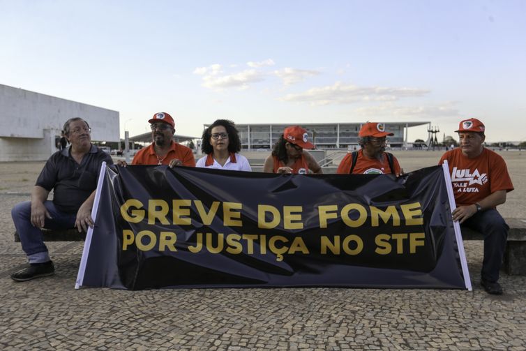 Manifestantes iniciam greve de fome pedindo a libertação do ex-presidente Lula, em frente ao STF.