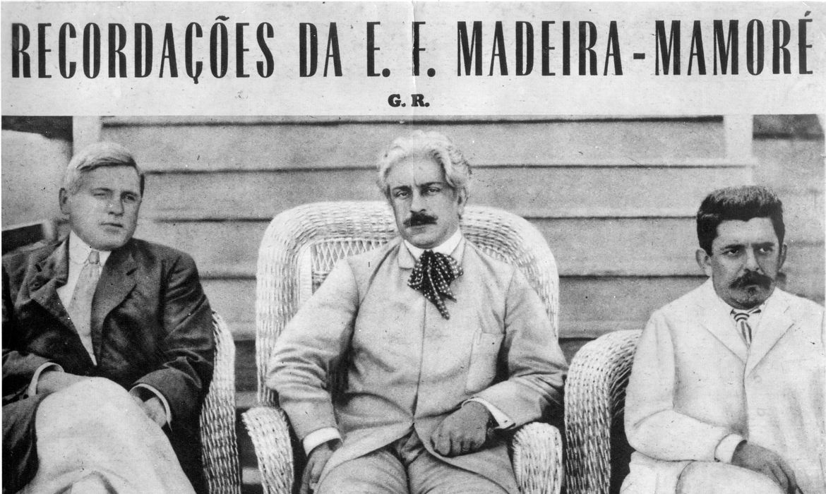 Oswaldo Cruz entre Carl Lovelace (à esquerda), médico-chefe da empresa Madeira-Mamoré Railway, e o sanitarista Belisário Penna durante implementação de profilaxia da malária entre os trabalhadores que construíam a ferrovia