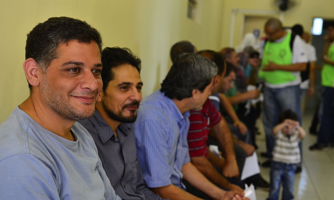 São Paulo - Refugiados sírios recebem atendimento médico no Hospital da Universidade Santo Amaro. Tradutores da Federação das Associações Muçulmanas do Brasil ajudaram na comunicação (Rovena Roso/Agência Brasil)