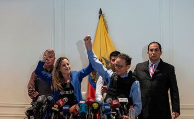 Christian Zurita, que substituiu o candidato assassinado Fernando Villavicencio na disputa pela Presidência do Equador, e a candidata à vice Andrea Gonzalez em coletiva à imprensa em Guayaquil, Equador