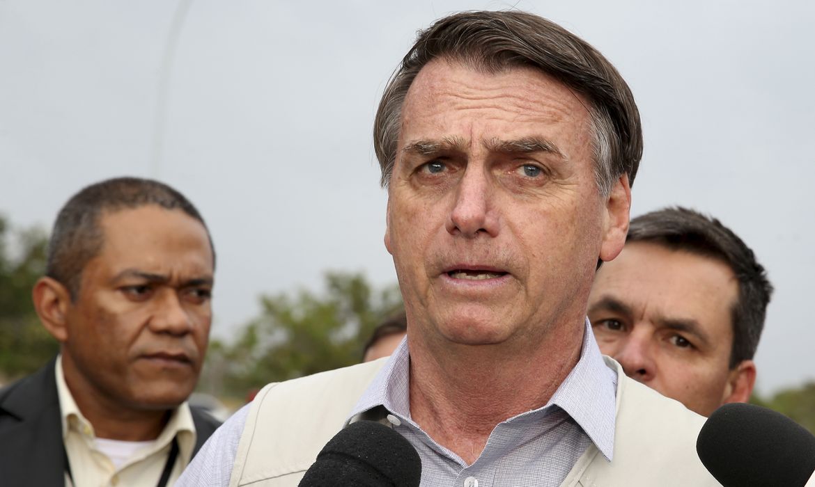 O Presidente Jair Bolsonaro, chega ao Palácio do Alvorada, cumprimenta moradores de Glicério/SP e fala sobre à tragédia em Brumadinho.