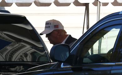 O presidente dos EUA, Donald Trump, entra na carreata presidencial antes de viajar para um local não revelado no pórtico sul da Casa Branca em Washington