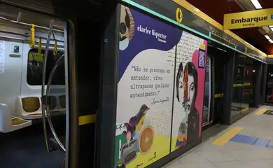 São Paulo (SP), 11/03/2025 - Exposição imersiva do Projeto Centenários em homenagem a Clarice Lispector na estação Luz do Metrô SP. Foto: Rovena Rosa/Agência Brasil