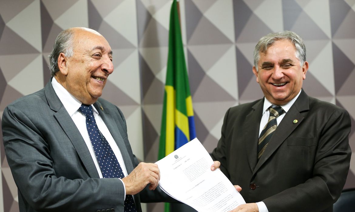 Brasília - O senador Pedro Chaves (E) e o deputado Izalci Lucas apresentam o relatório sobre a MP 746/2016, que trata da Reforma do Ensino Médio  ( Marcelo Camargo/Agência Brasil)
