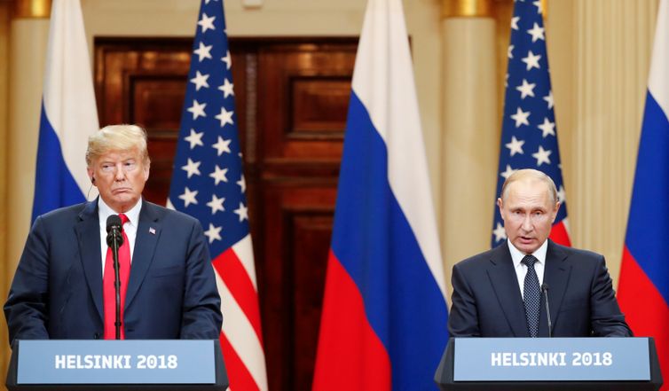 Grigory Dukor/Reuters/Direitos rerservadios/Agência Brasil O presidente dos EUA, Donald Trump, e o presidente russo, Vladimir Putin, realizam uma coletiva de imprensa conjunta após a reunião