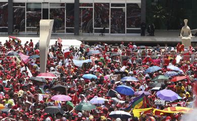 Apoiadores do presidente eleito do Brasil, Luiz Inácio Lula da Silva, se reúnem antes da cerimônia de posse, em Brasília