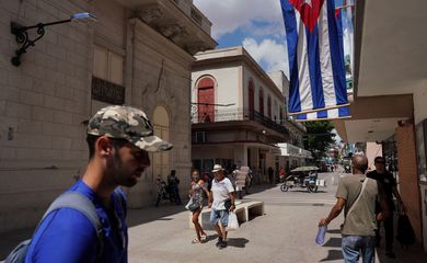 Banderas de Cuba em uma rua comercial no centro de Havana
20/07/2022
REUTERS/Alexandre Meneghini