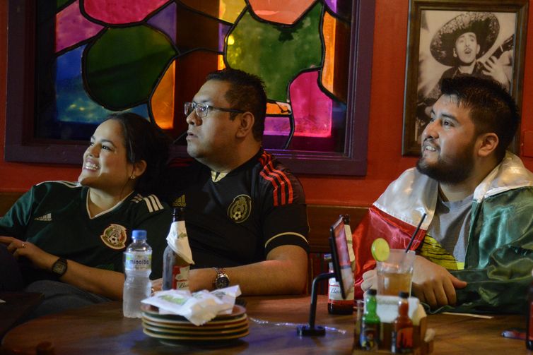 Torcida mexicana assiste ao jogo Brasil e México no Rio de Janeiro
