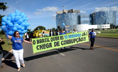 Brasília - Caminhada ao Congresso Nacional para entrega de mais de 2 milhões de assinaturas coletadas em apoio à campanha 10 Medidas contra a Corrupção  (Wilson Dias/Agência Brasil)