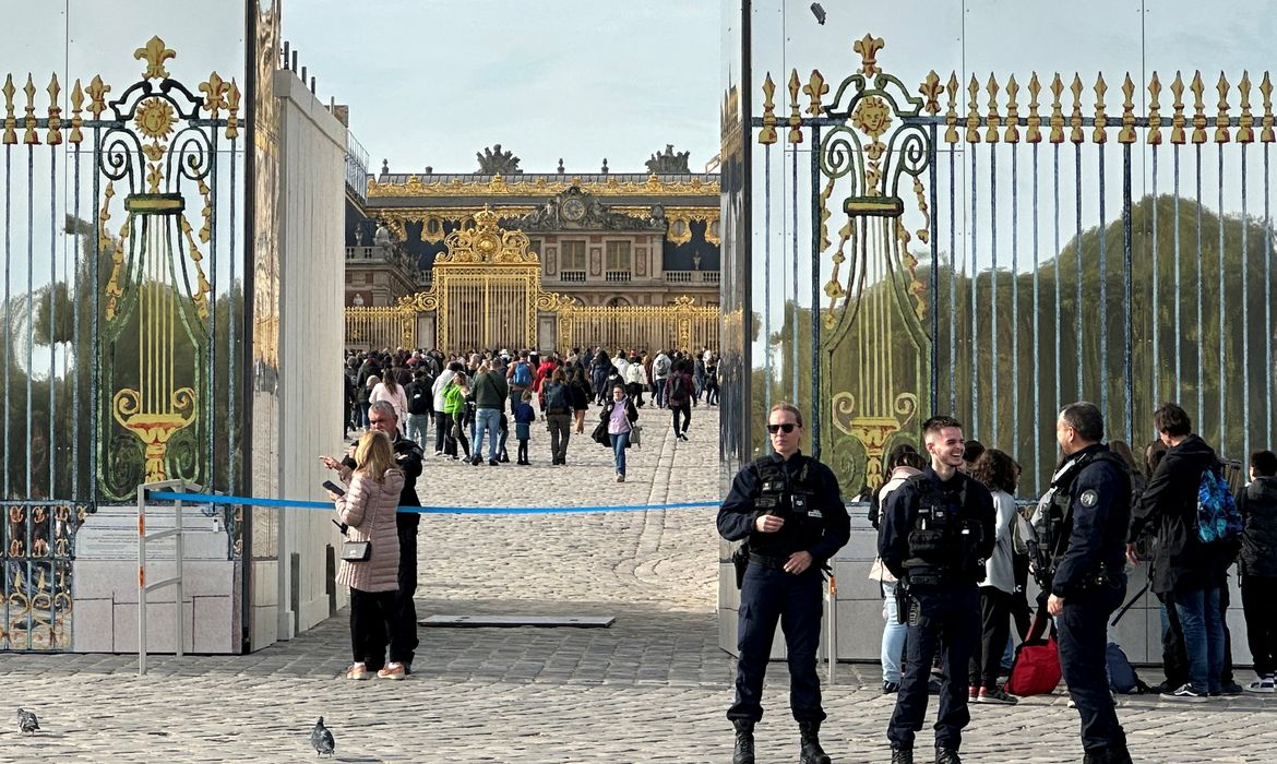 FILE PHOTO: France's Palace of Versailles reopens after being evacuated for security reasons. REUTERS/Clotaire Achi/File Photo