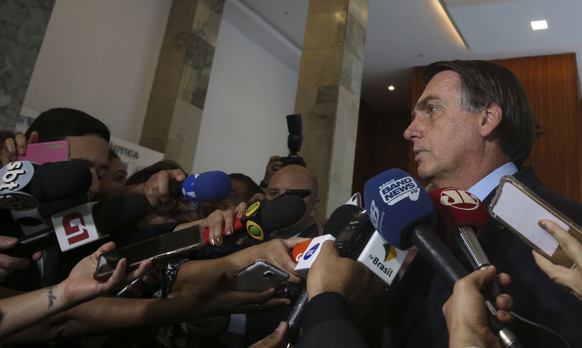 O presidente Jair Bolsonaro, falam à imprensa, após encontro no ministério da defesa