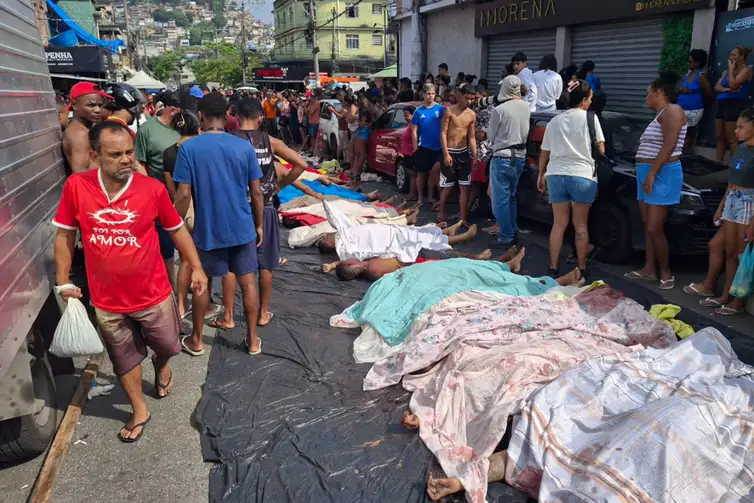 Rio de Janeiro (RJ), 29/10/2025 - Dezenas de corpos são trazidos por moradores para a Praça São Lucas, na Penha, zona norte do Rio de Janeiro, após ação policial da Operação Contenção. Foto: Eusébio Gomes/TV Brasil