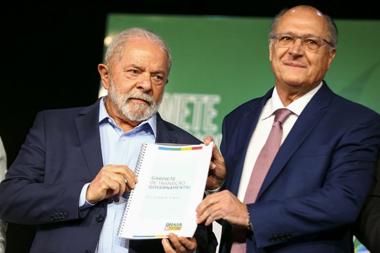 O presidente eleito, Luiz Inácio Lula da Silva, e o vice, Geraldo Alckmin, durante cerimônia de entrega do relatório final da transição de governo e anúncio de novos ministros.